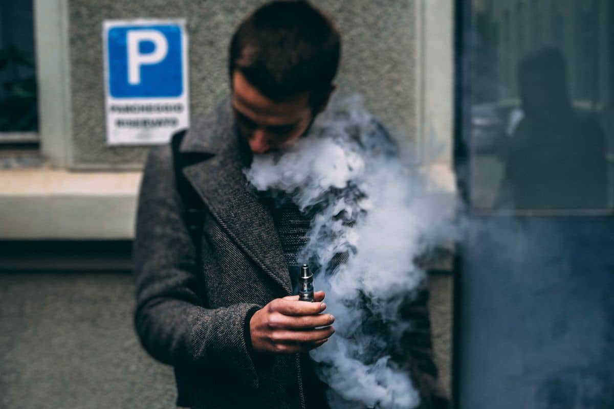 Man vaping delta 8