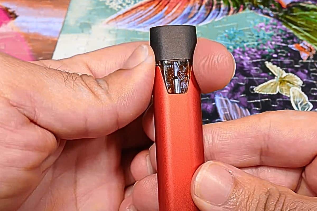 A guy showing how to heat Stiiizy pod manually.