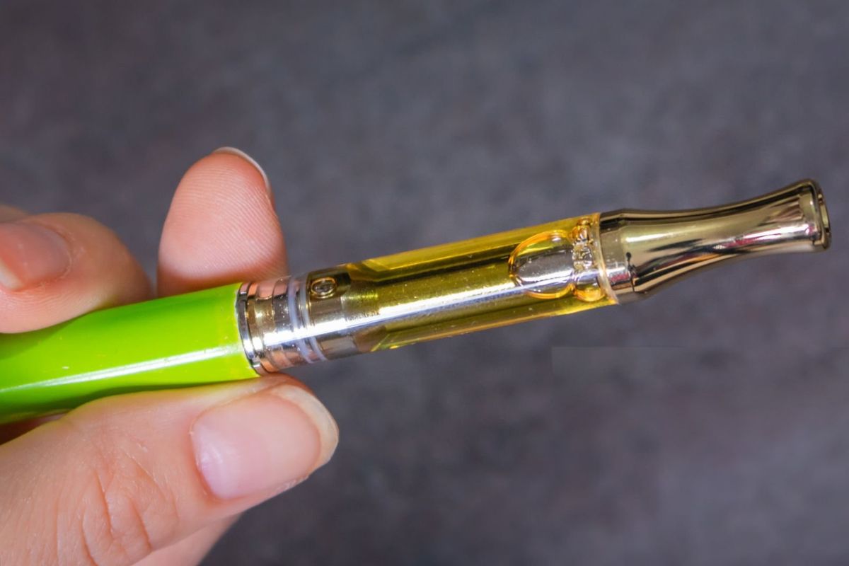 A person showing that his vape cart is not working